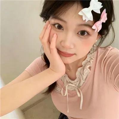 刺绣佳人海报